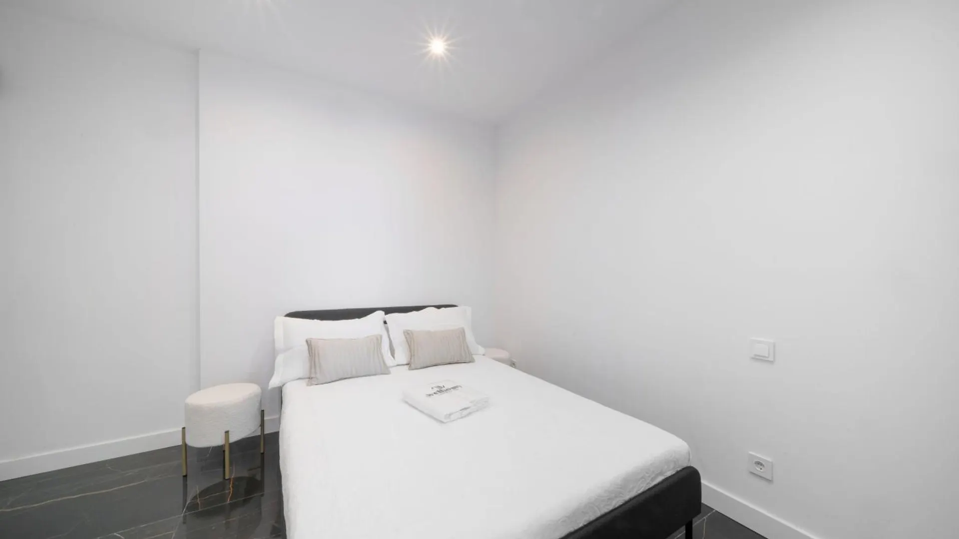 Wehostyou Apt Moderne Central Roses Colom 1B 0*,  Spain