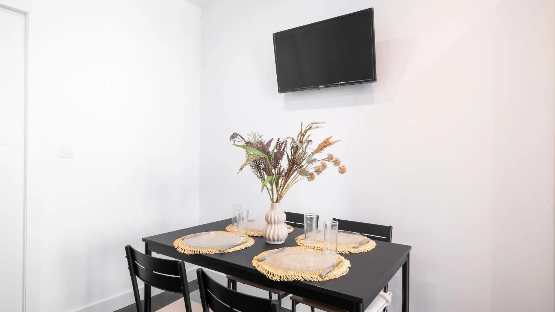 Wehostyou Apt Moderne Central Roses Colom 1B 0*,  Spain