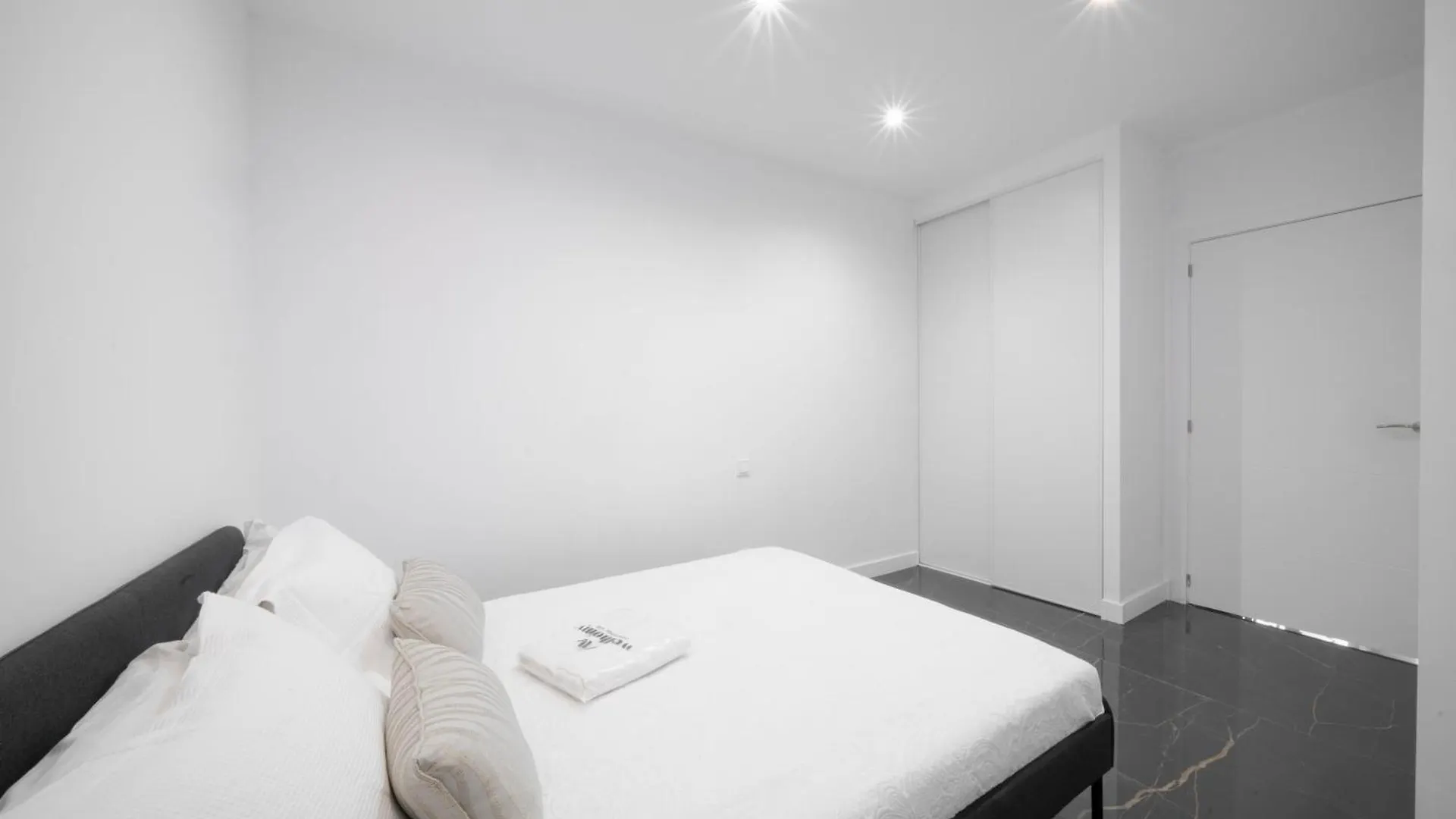 Apartment Wehostyou Apt Moderne Central Roses Colom 1B